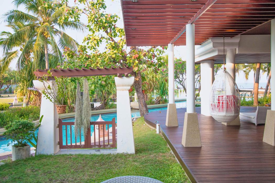 Ground floor: the terrace with direct access to the pool and garden