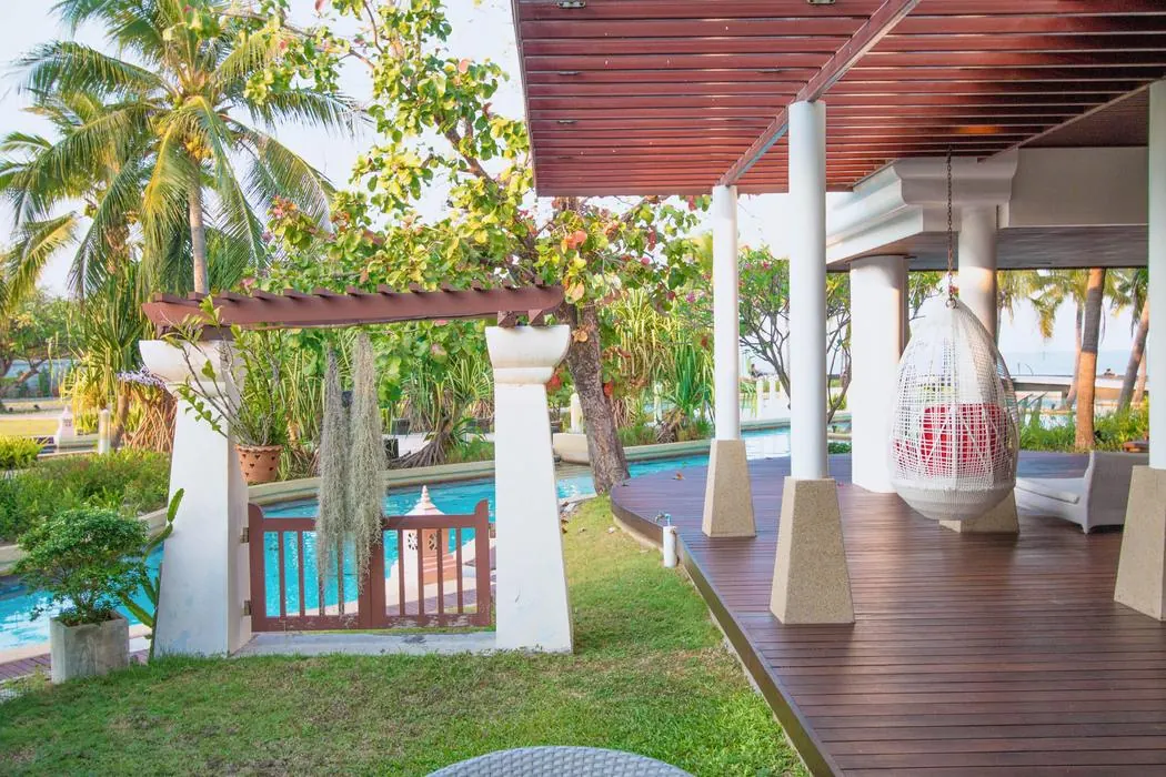 Ground floor: the terrace with direct access to the pool and garden