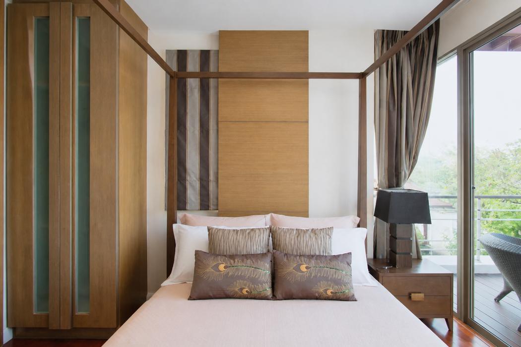 Upstairs: guest bedroom one with a queen four poster bed