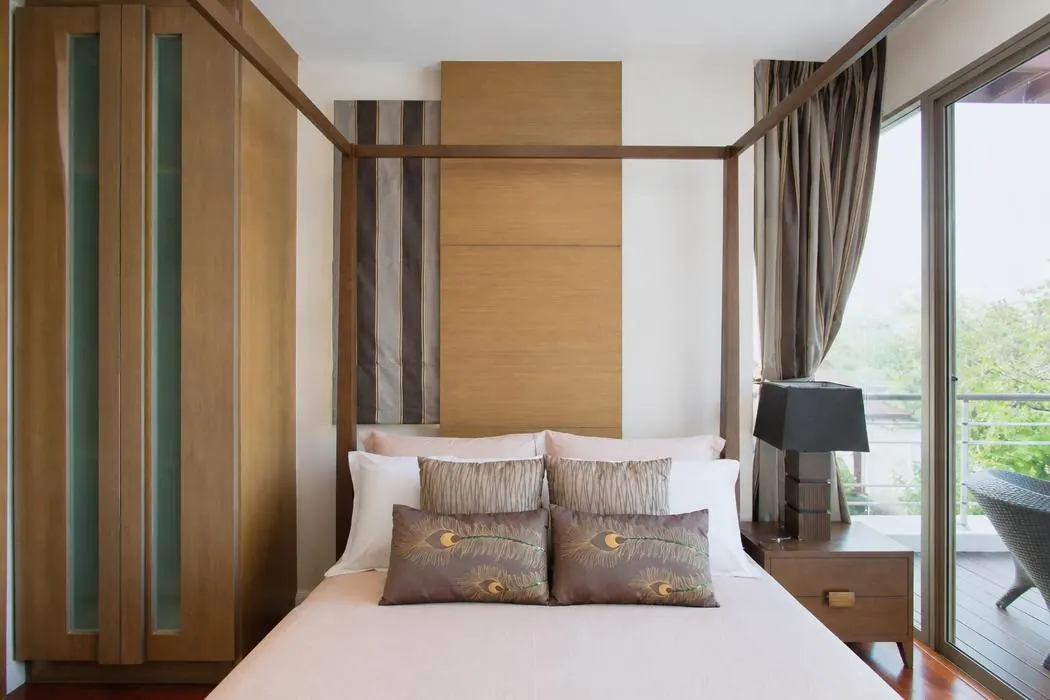 Upstairs: guest bedroom one with a queen four poster bed