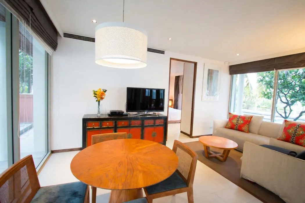 The 2nd Pavilion living and dining area with the garden through full height glass