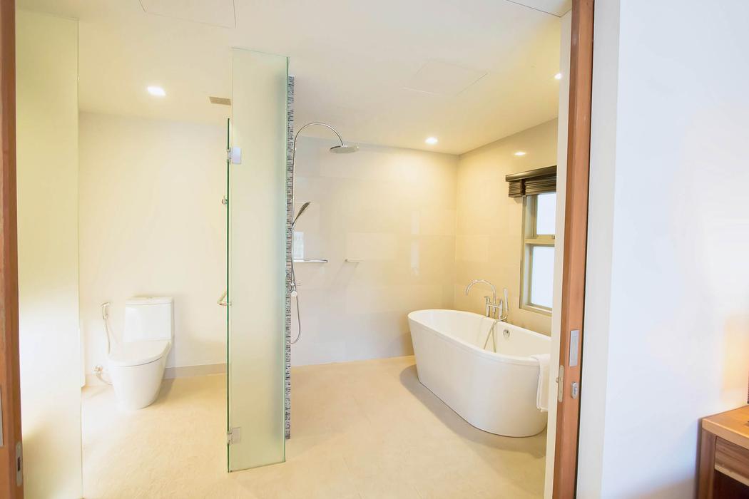 The 2nd Pavilion ensuite with a freestanding bath and walk in shower