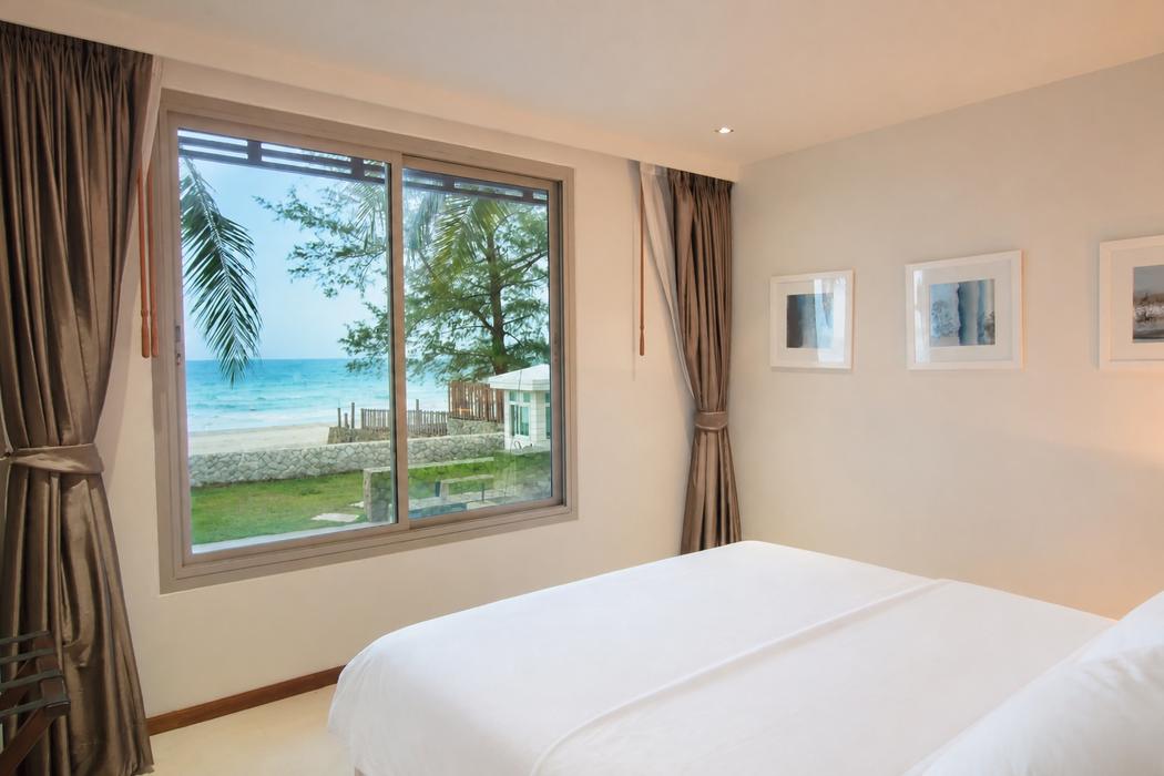 The king bedroom, its window framing the beach