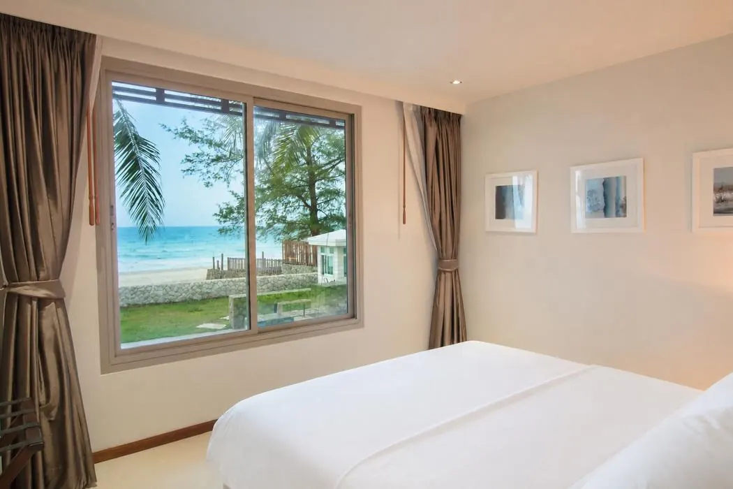 The king bedroom, its window framing the beach