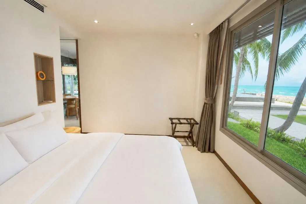 The king bedroom looking out to the palms and the sea