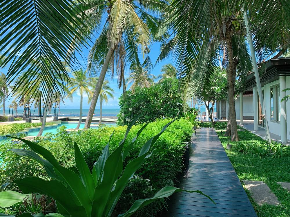 The timber walkway from the Main Villa to the Beachfront Pavilion