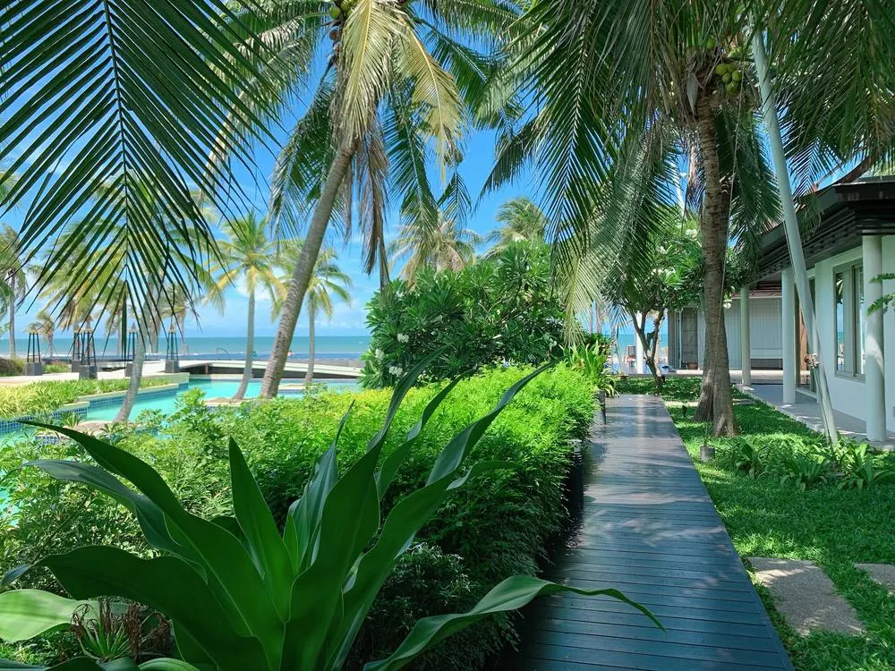 The timber walkway from the Main Villa to the Beachfront Pavilion