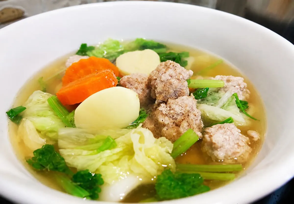 Clear soup with tofu, vegetables and pork