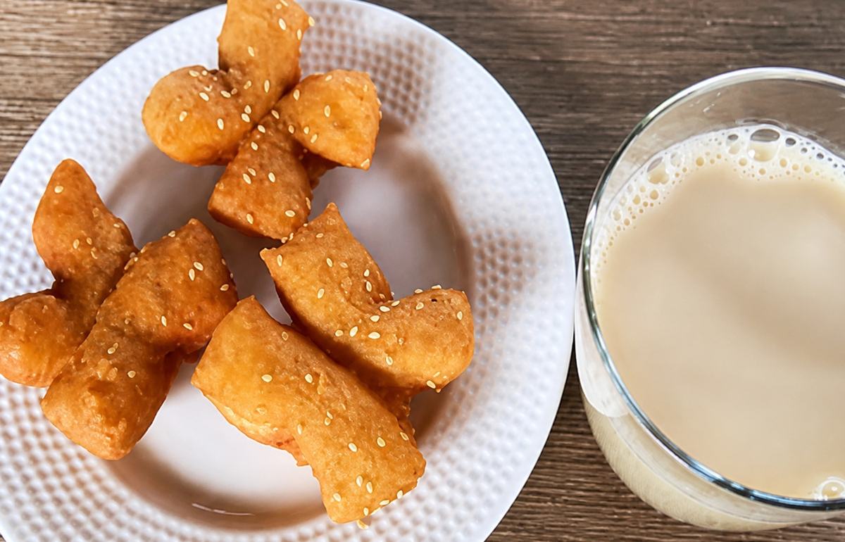 Fresh soy milk with deep-fried dough sticks